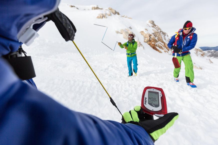 Comparatif des détecteurs de victimes en avalanches pour les professionnels de la montagne