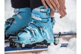 How do I put on the Lange ski boot and check its fit?